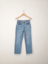 Load image into Gallery viewer, Levi&#39;s Wedgie Straight Jeans (25)
