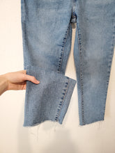 Load image into Gallery viewer, Levi&#39;s Wedgie Straight Jeans (25)
