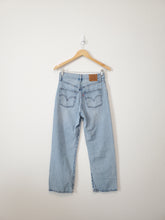 Load image into Gallery viewer, Levi&#39;s Ribcage Straight Jeans (26)
