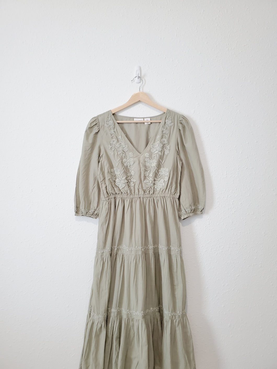 Sage Embroidered Midi Dress (S)
