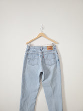 Load image into Gallery viewer, Vintage Levi&#39;s 550 Relaxed Jeans (32)
