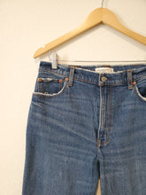 Load image into Gallery viewer, A&amp;F 90s Straight Jeans (31/12)

