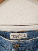 Load image into Gallery viewer, A&amp;F 90s Straight Jeans (31/12 short)
