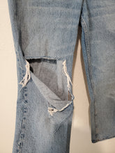 Load image into Gallery viewer, A&amp;F 90s Straight Jeans (31/12 short)
