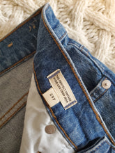 Load image into Gallery viewer, Madewell Wide Leg Jeans (29P)
