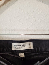 Load image into Gallery viewer, A&amp;F 70s Vintage Flare Jeans (28/6 short)

