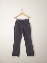 Load image into Gallery viewer, A&amp;F 70s Vintage Flare Jeans (28/6 short)
