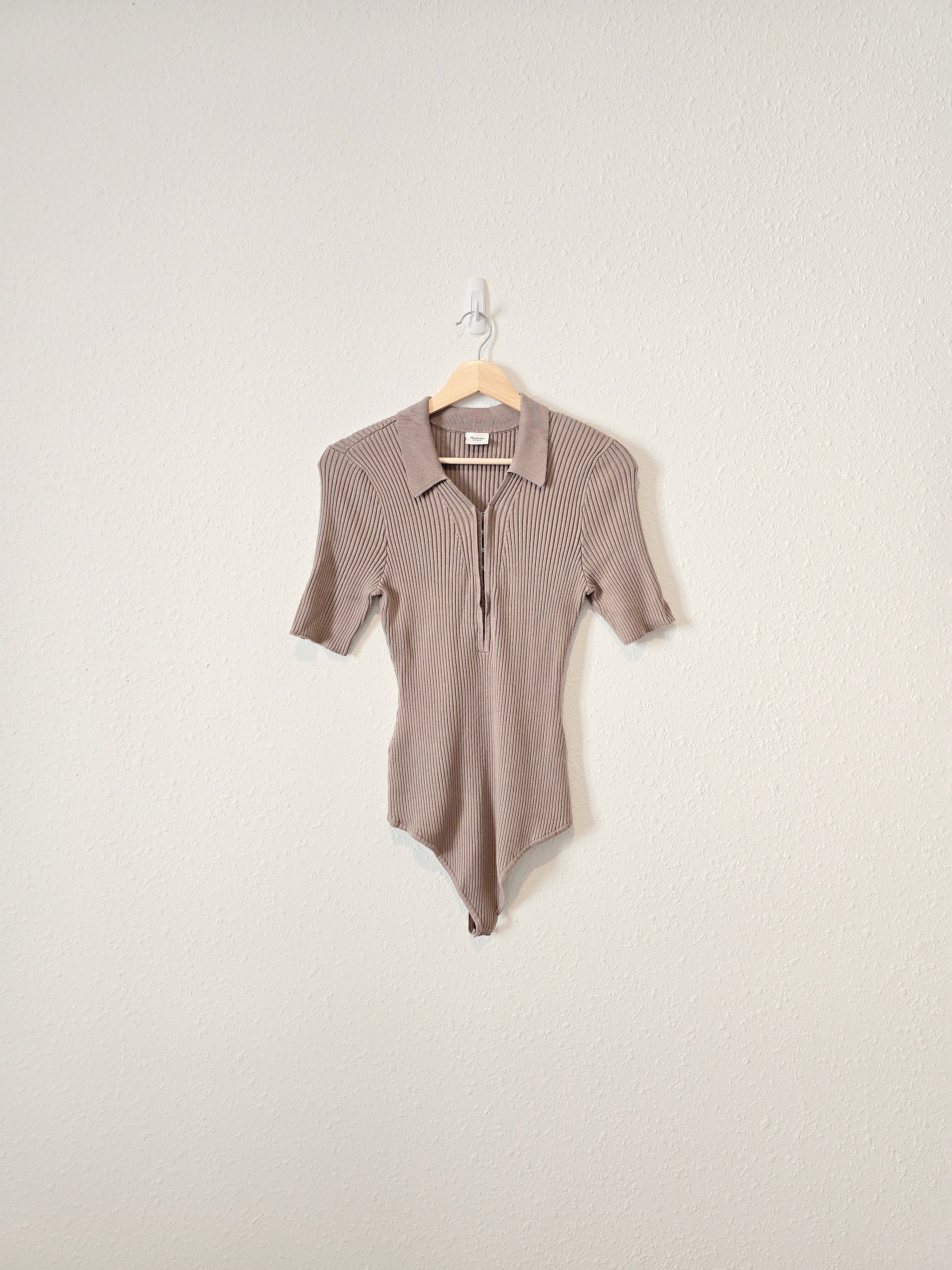 A&F Taupe Ribbed Bodysuit (L)