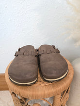 Load image into Gallery viewer, Brown Birkenstock Clogs (7)
