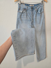 Load image into Gallery viewer, Levi&#39;s Ribcage Straight Jeans (27)

