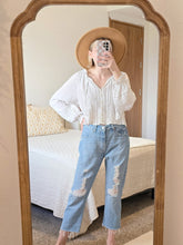 Load image into Gallery viewer, Levi&#39;s 501 Straight Crop Jeans (28)
