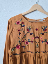 Load image into Gallery viewer, Boutique Floral Embroidered Top (M)

