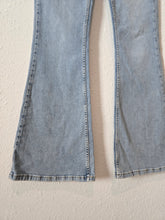 Load image into Gallery viewer, Urban Light Wash Flare Jeans (27)
