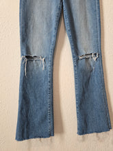 Load image into Gallery viewer, Mother Ankle Fray High Rise Jeans (26)
