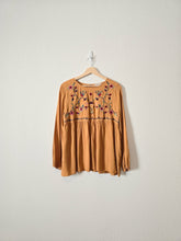 Load image into Gallery viewer, Boutique Floral Embroidered Top (M)
