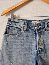 Load image into Gallery viewer, A&amp;F Denim Dad Shorts (26/2)
