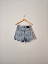 Load image into Gallery viewer, A&amp;F Denim Dad Shorts (26/2)
