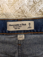 Load image into Gallery viewer, A&amp;F Denim Dad Shorts (26/2)
