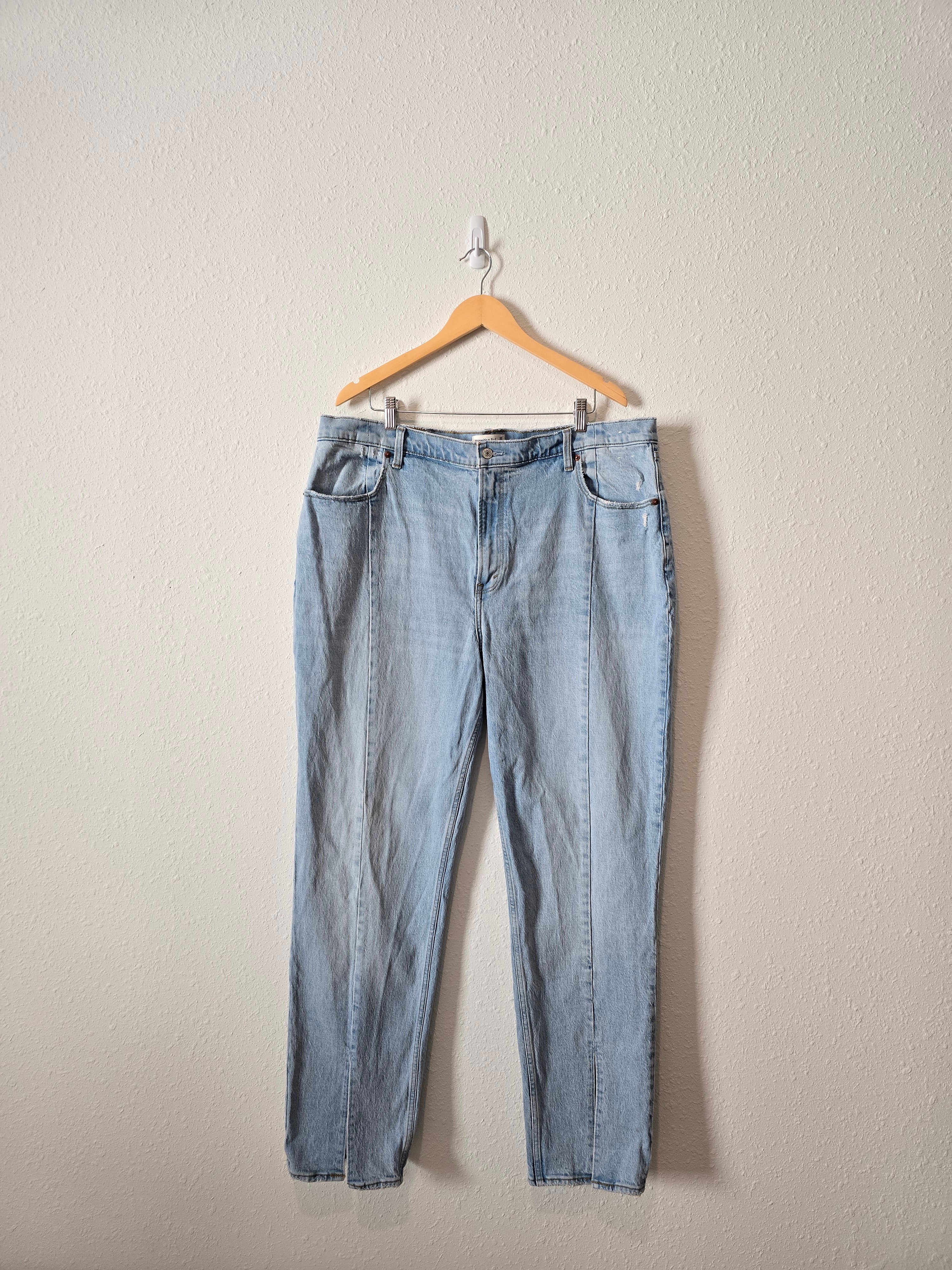 A&F 90s Straight Jeans (35/20 long)