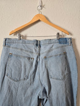 Load image into Gallery viewer, A&amp;F 90s Straight Jeans (35/20 long)
