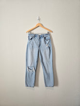 Load image into Gallery viewer, A&amp;F Mom High Rise Jeans (27/4)
