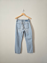 Load image into Gallery viewer, A&amp;F Mom High Rise Jeans (27/4)
