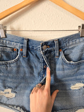 Load image into Gallery viewer, Madewell Relaxed Denim Shorts (26)
