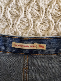 NEW Levi's High Rise Mom Shorts (18W)