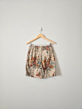 Load image into Gallery viewer, Vintage Floral Linen Shorts (M)
