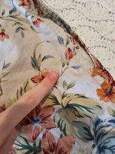 Load image into Gallery viewer, Vintage Floral Linen Shorts (M)
