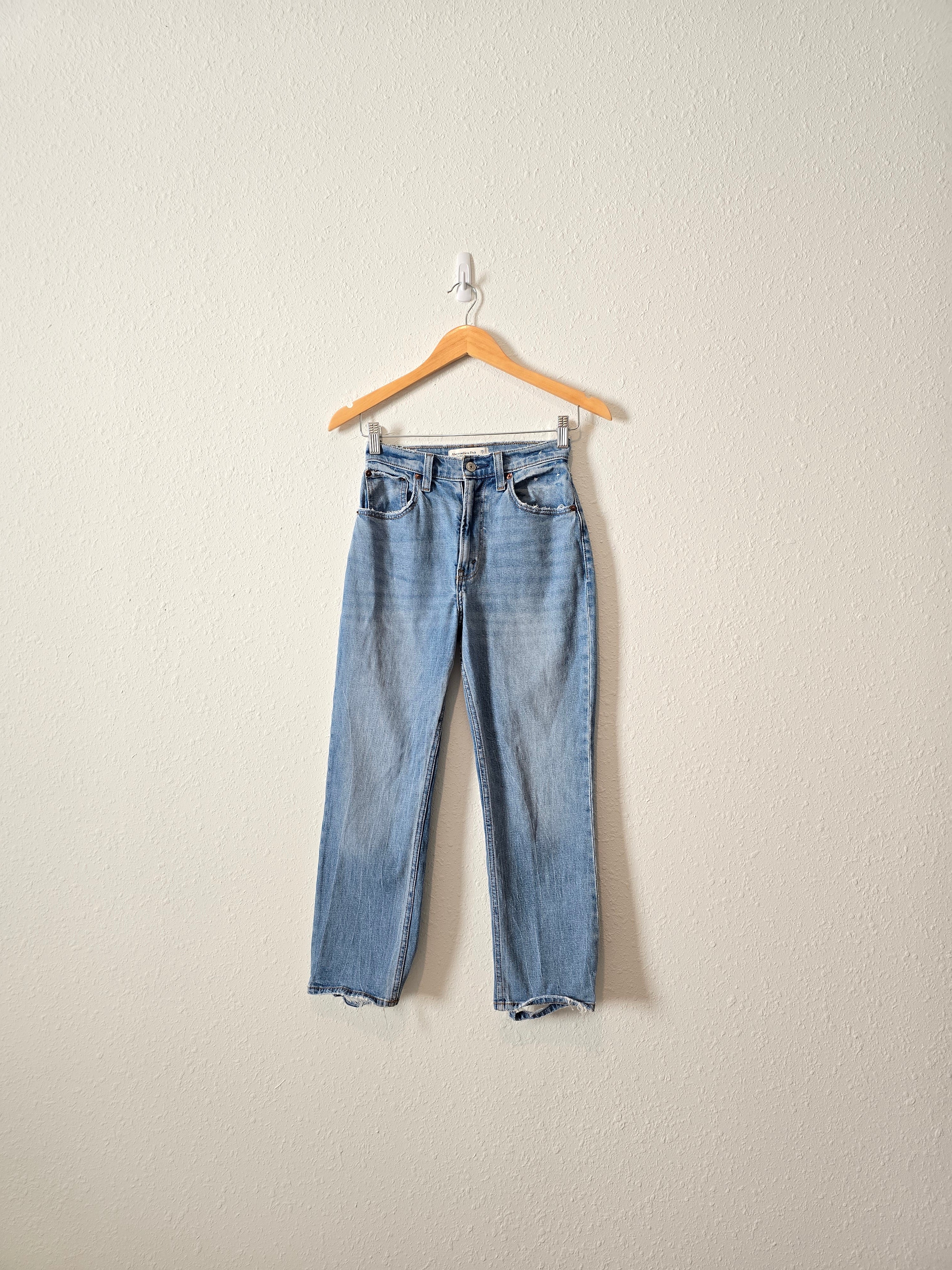 Abercrombie High Rise Straight Jeans (25/0s)