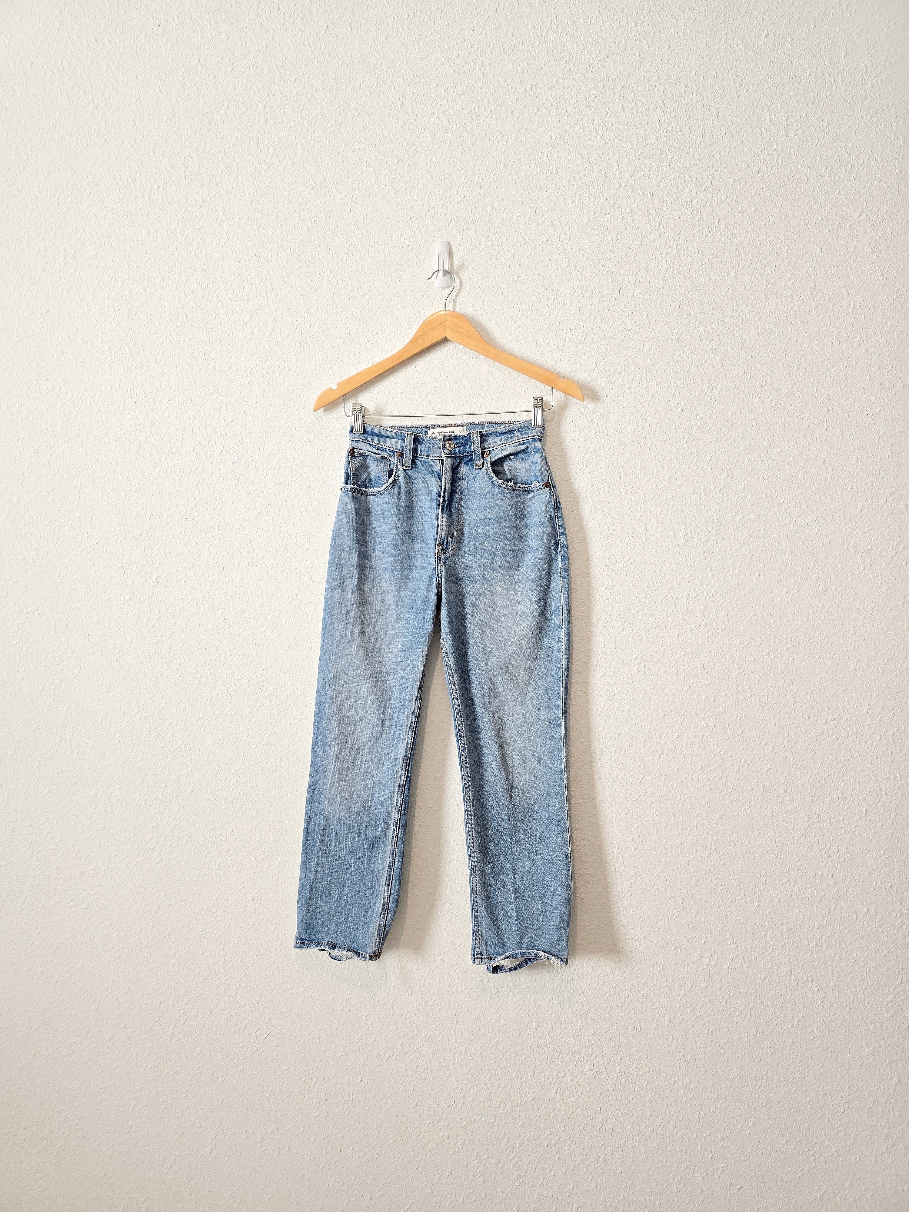 Abercrombie High Rise Straight Jeans (25/0s)