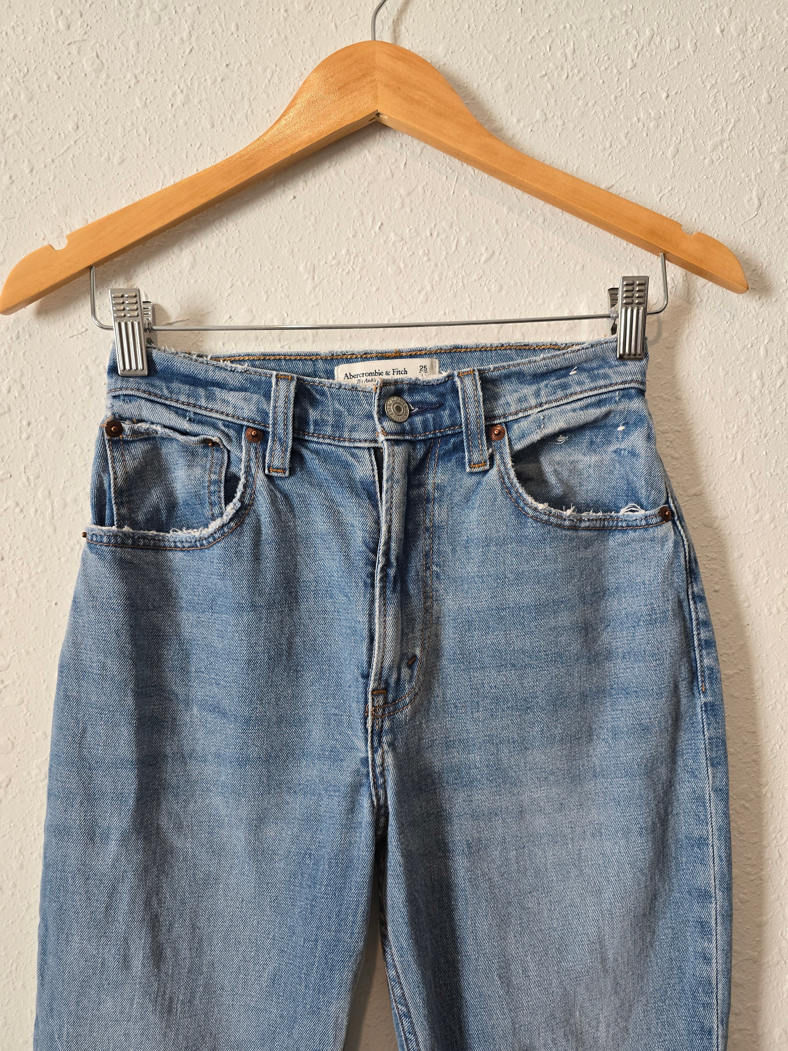 Abercrombie High Rise Straight Jeans (25/0s)