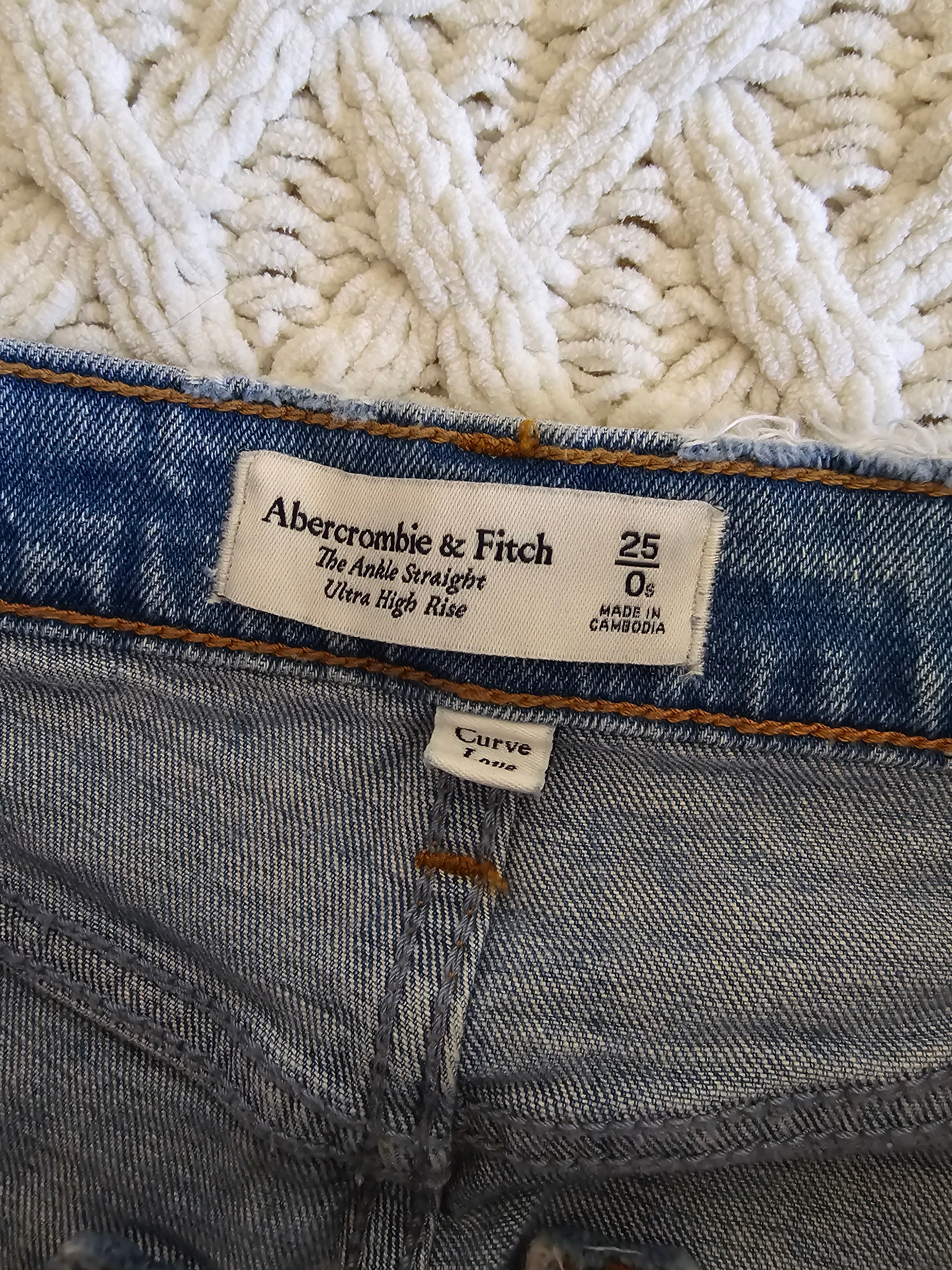 Abercrombie High Rise Straight Jeans (25/0s)