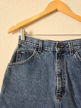 Load image into Gallery viewer, Vintage Lee Denim Shorts (26/27)
