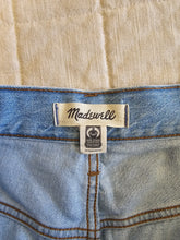 Load image into Gallery viewer, Madewell Baggy Jean Shorts (31)
