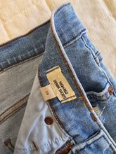 Load image into Gallery viewer, Madewell High Rise Denim Shorts (30)
