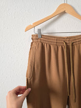 Load image into Gallery viewer, Aerie Brown Relaxed Joggers (M)
