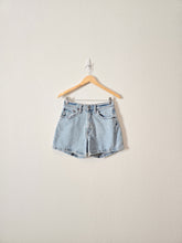 Load image into Gallery viewer, Abercrombie High Rise Mom Shorts (26/2)
