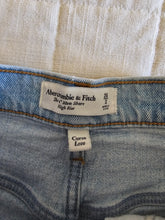 Load image into Gallery viewer, Abercrombie High Rise Mom Shorts (26/2)
