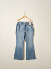 Load image into Gallery viewer, NEW Madewell Perfect Vintage Flare Jeans (32)
