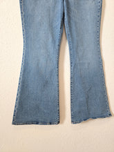 Load image into Gallery viewer, NEW Madewell Perfect Vintage Flare Jeans (32)
