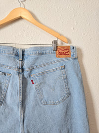 Levi's Light Wash Denim Shorts (18W)