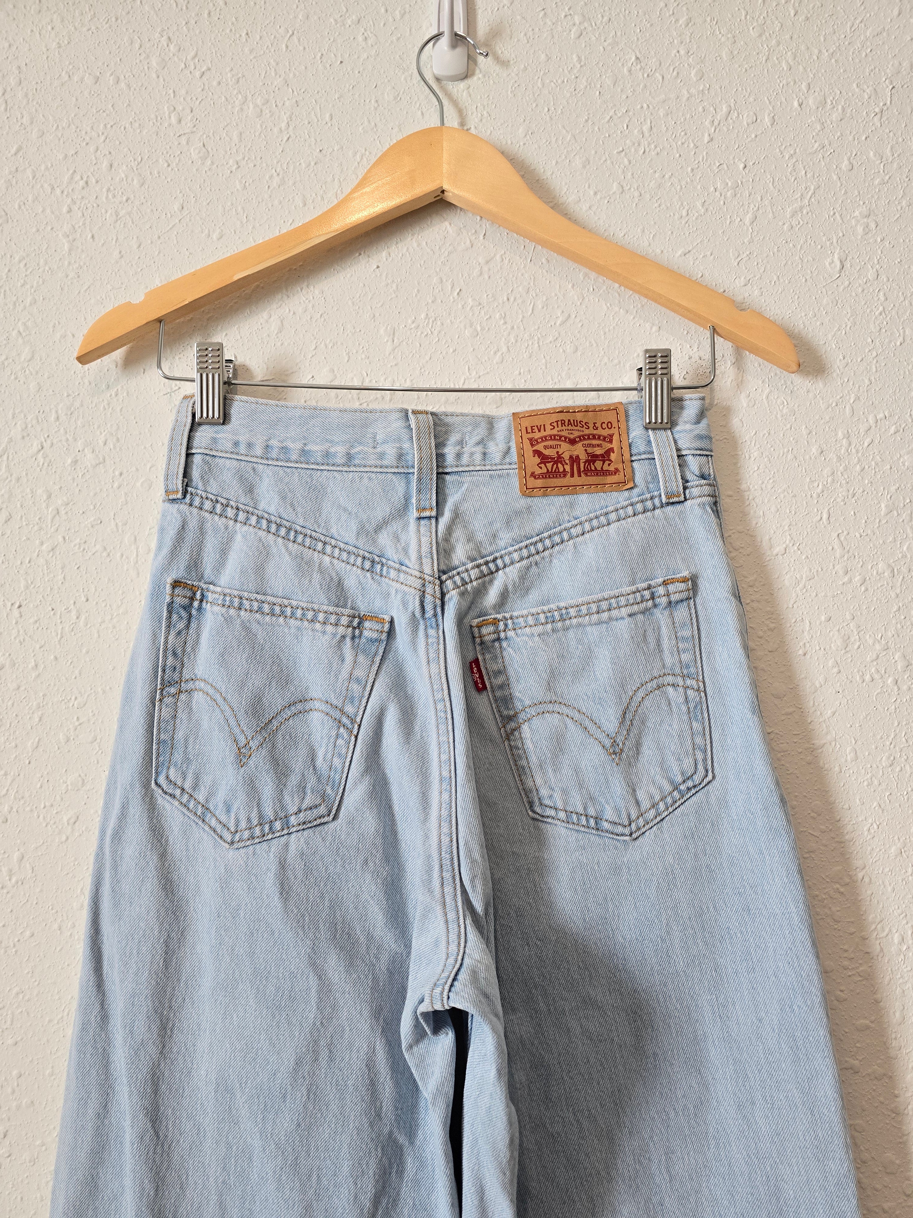 Levi's High Waisted Straight Jeans (24)