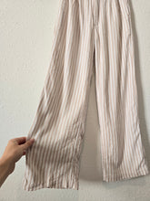 Load image into Gallery viewer, Abercrombie Striped Linen Crop Pants (XXS)
