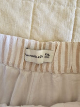 Load image into Gallery viewer, Abercrombie Striped Linen Crop Pants (XXS)
