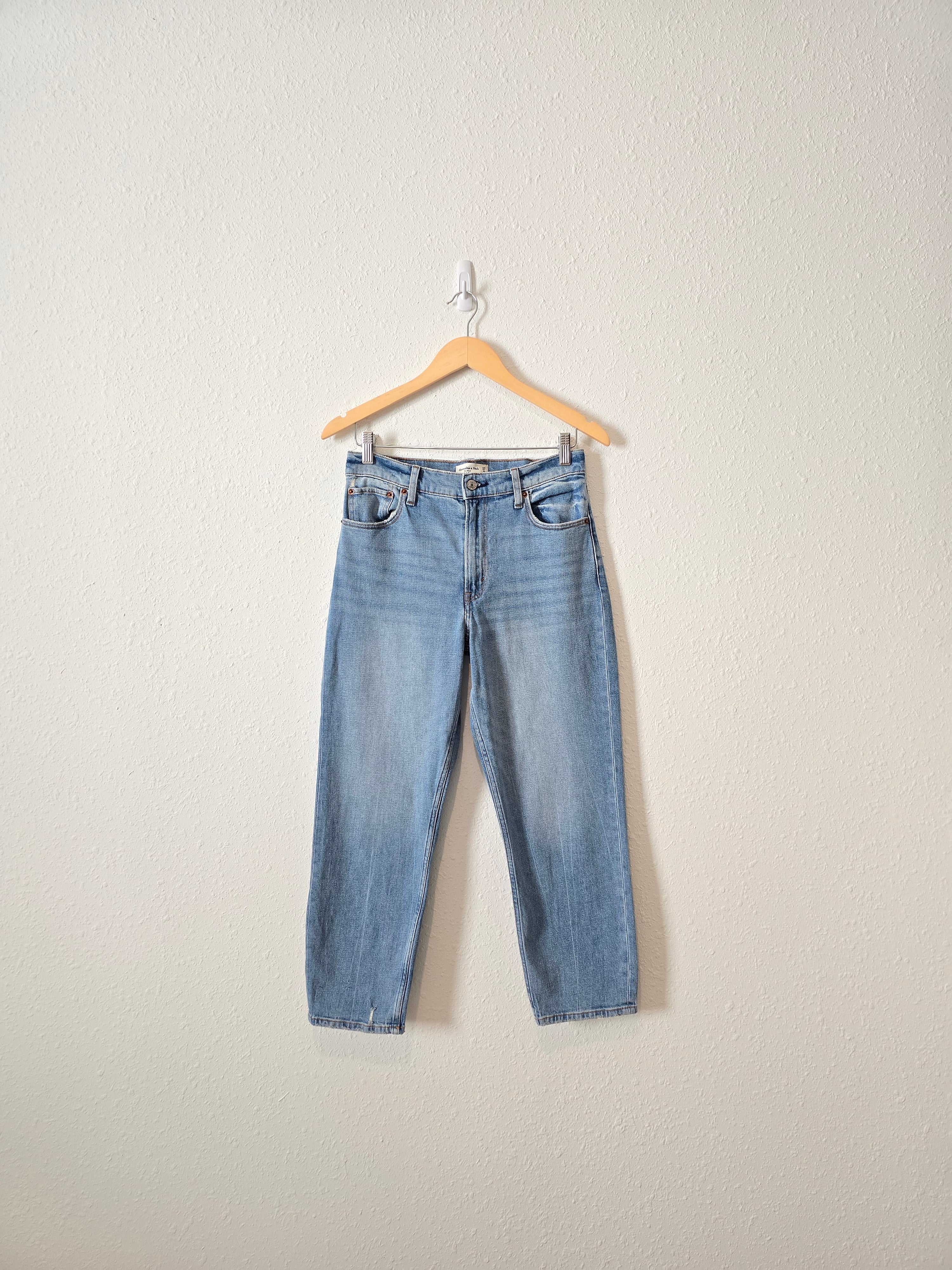 Abercrombie High Rise Mom Jeans (27/4 short)