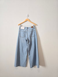 NEW Light Wash Wide Leg Jeans (27)