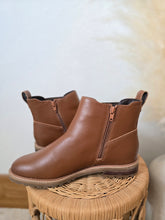 Load image into Gallery viewer, Brown Leather Chelsea Boots (9.5)
