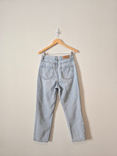 Load image into Gallery viewer, Light Wash Straight Jeans (27)
